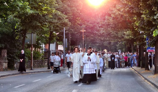 FOTO Mostarski vjernici proslavili Tijelovo zajedničkom misom i velikom procesijom kroz grad