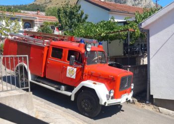 FOTO Požar na Mazoljicama uspješno lokaliziran zahvaljujući vatrogascima i mještanima