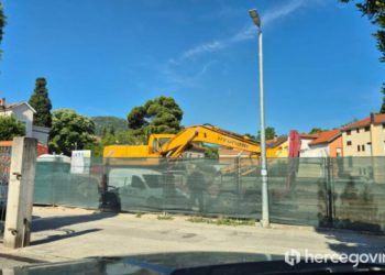 FOTO Teška mehanizacija povučena s lokacije planiranog Park Centra – gradnja na čekanju