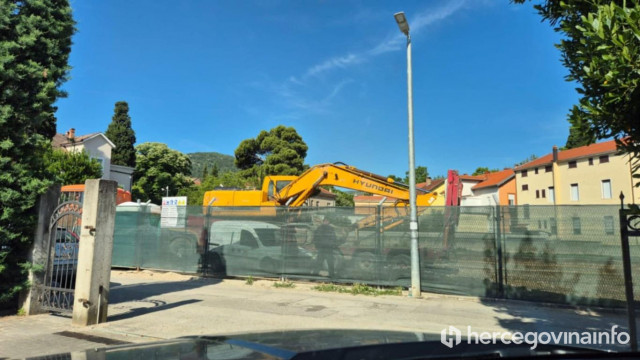 FOTO Teška mehanizacija povučena s lokacije planiranog Park Centra – gradnja na čekanju