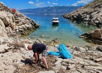 FOTO U Staroj Novalji zasukali rukave i počistili tone smeća iz svake vale