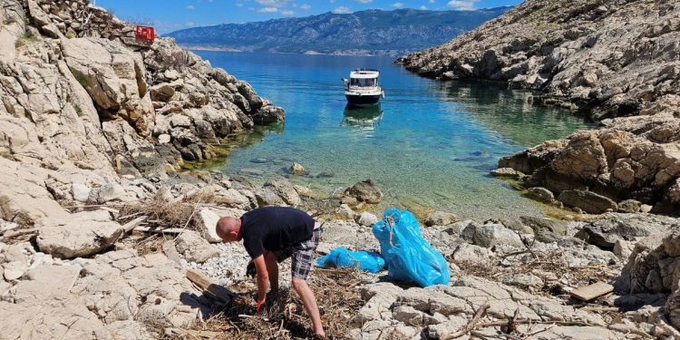 FOTO U Staroj Novalji zasukali rukave i počistili tone smeća iz svake vale