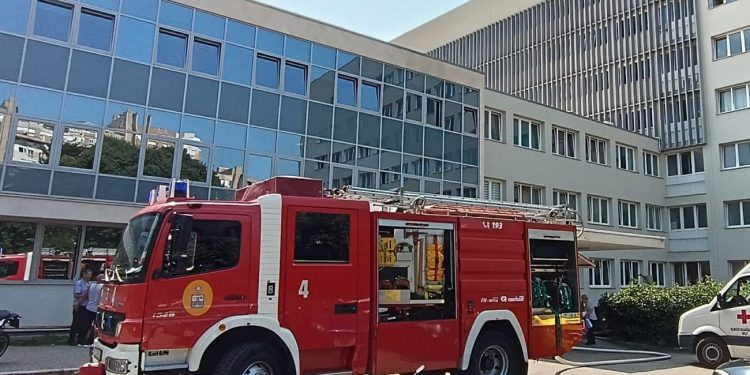 FOTOGALERIJA Izbio manji požar u splitskoj bolnici. Vatrogasci brzo reagirali