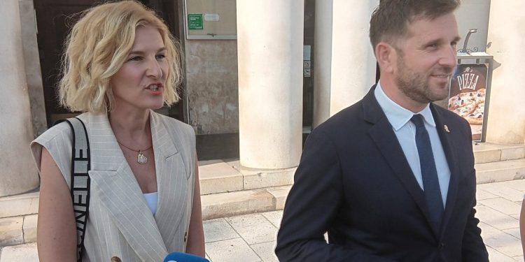 FOTOGALERIJA Šuta i zamjenici imali sastanak u GK Grad: “Stanica za pretovar otpada definitivno se premješta s područja Đardina”