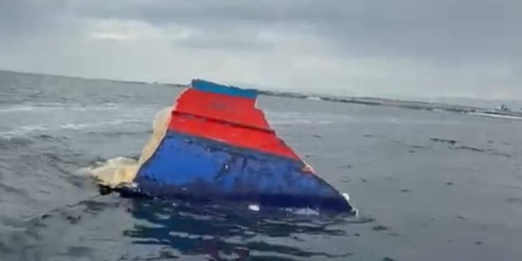 FOTO/VIDEO Komadi olupine plutaju Zadarskim kanalom, neke ljudi nalaze na obali Zadra