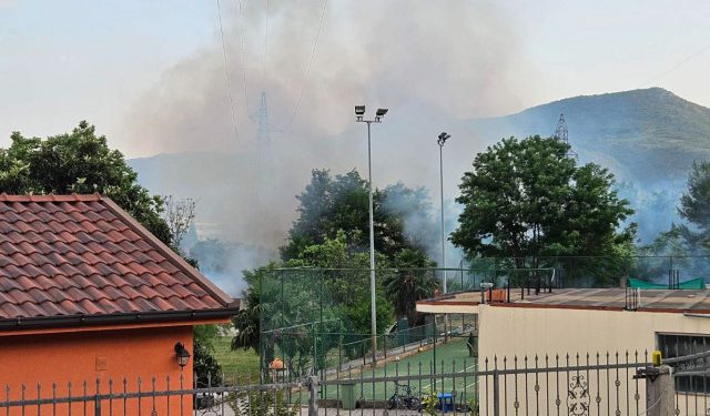 FOTO/VIDEO Požar između Vihovića i Rudnika, vatra prijetila kućama i dalekovodu