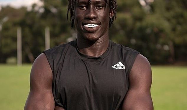 Footy zvijezda Changkuoth Jiath otkriva da bi ili umro ili postao dječji vojnik da nije bilo njegovih roditelja