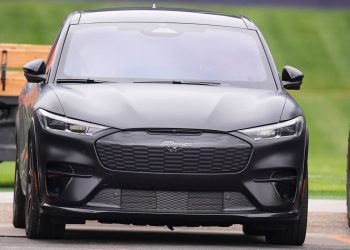 Ford se prisjeća gotovo 200 000 Mustang Mach Es zbog neispravnih zasuna na vratima koji bi mogli zarobiti putnike