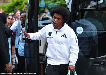 Fulham najavljuje izdanje 13 igrača, uključujući Williana i Carlosa Viniciusa, jer kapetanu Tomu Cairneyu nudi novi ugovor