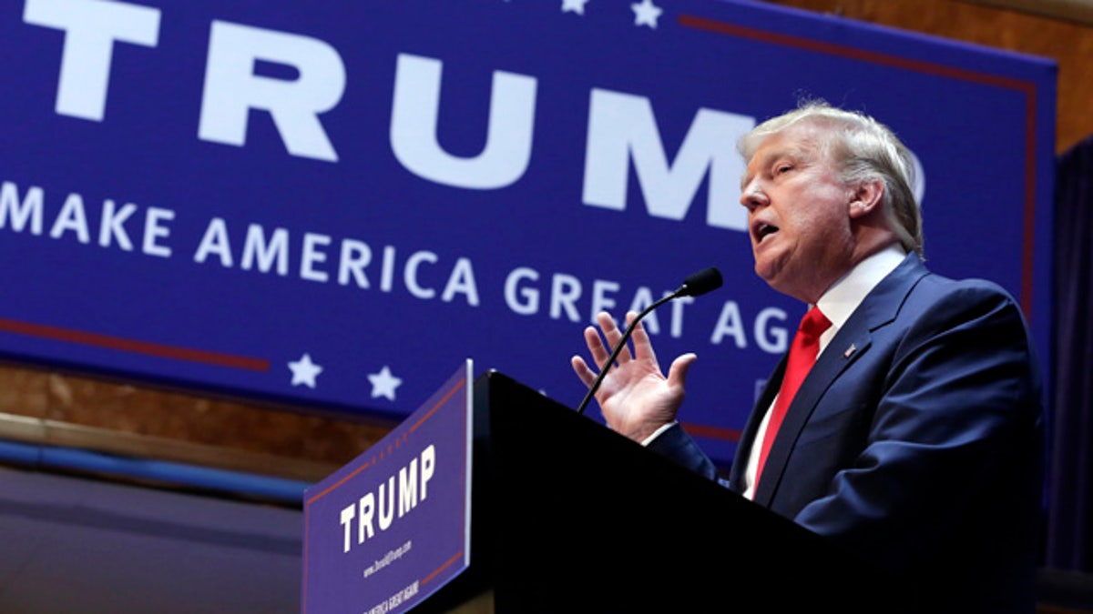 Datoteka - U ovom 16. lipnja 2015., Donald Trump najavljuje da će se kandidirati za predsjednika Sjedinjenih Država, u predvorju Trumpovog tornja u New Yorku. (AP Photo/Richard Drew, File)