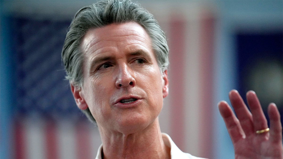 Kalifornijski vladin Gavin Newsom s američkom zastavom u pozadini