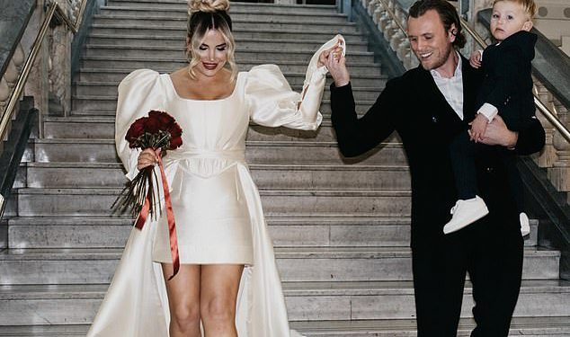 Georgia Kousoulou i Tommy Mallet za drugi put vežu čvor u zapanjujućoj ceremoniji na otvorenom u Majorici, dok kažu ‘ja to radim’ na njezin 34. rođendan – gotovo dvije godine nakon niskog ključevog saveza