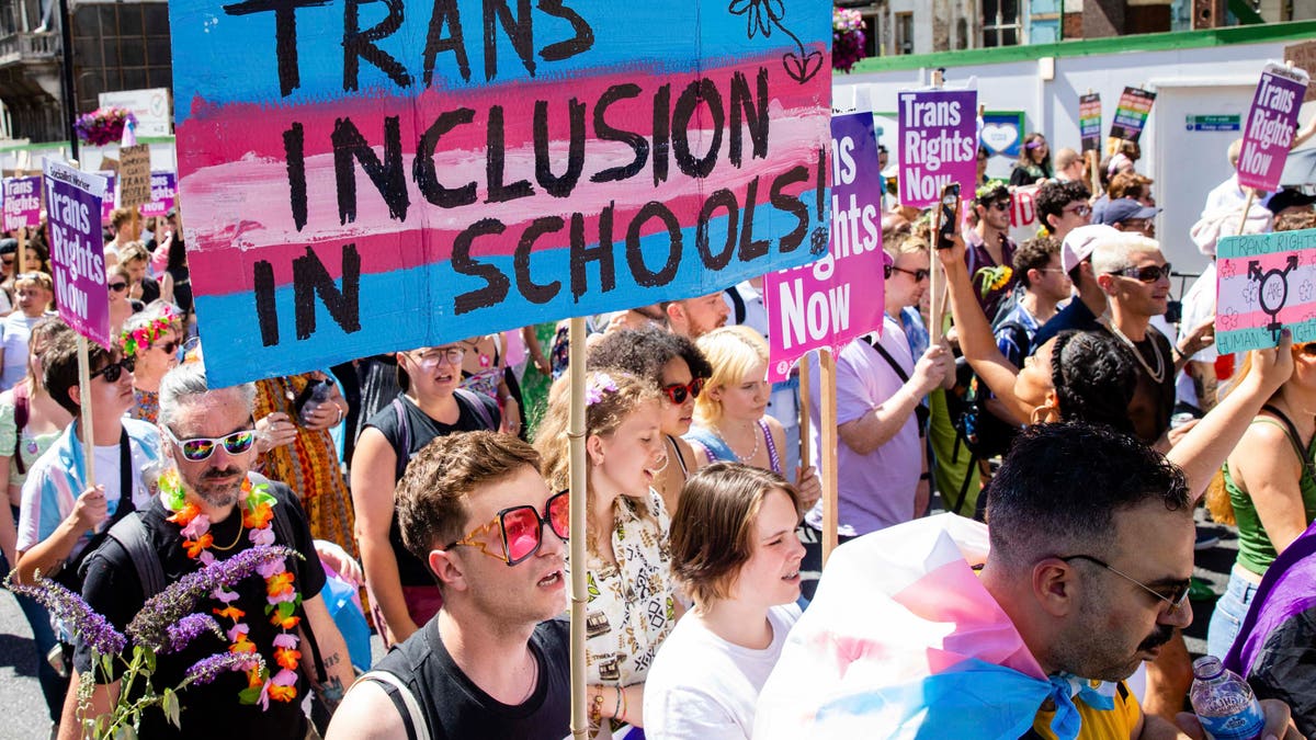 pro-transgender marš