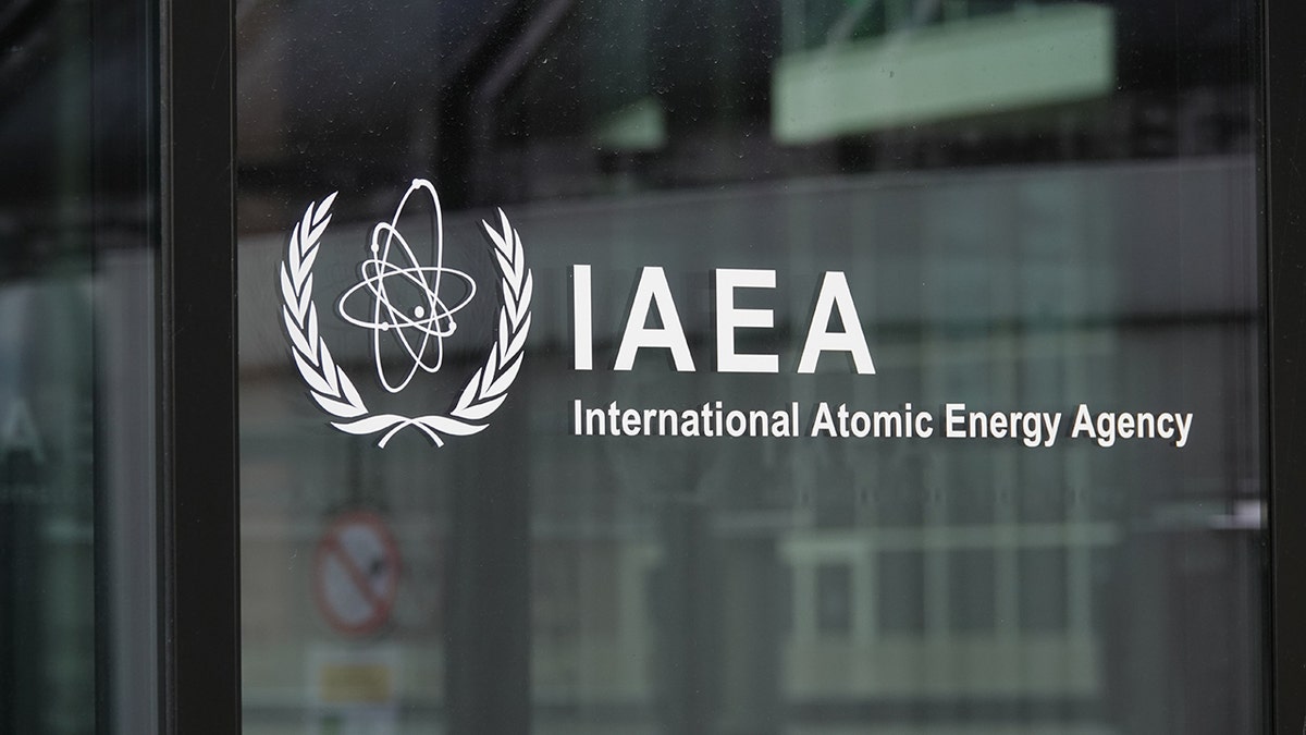 Ova fotografija snimljena 15. svibnja 2023. prikazuje logo Međunarodne agencije za atomsku energiju IAEA u sjedištu IAEA -e u Beču u Austriji. 