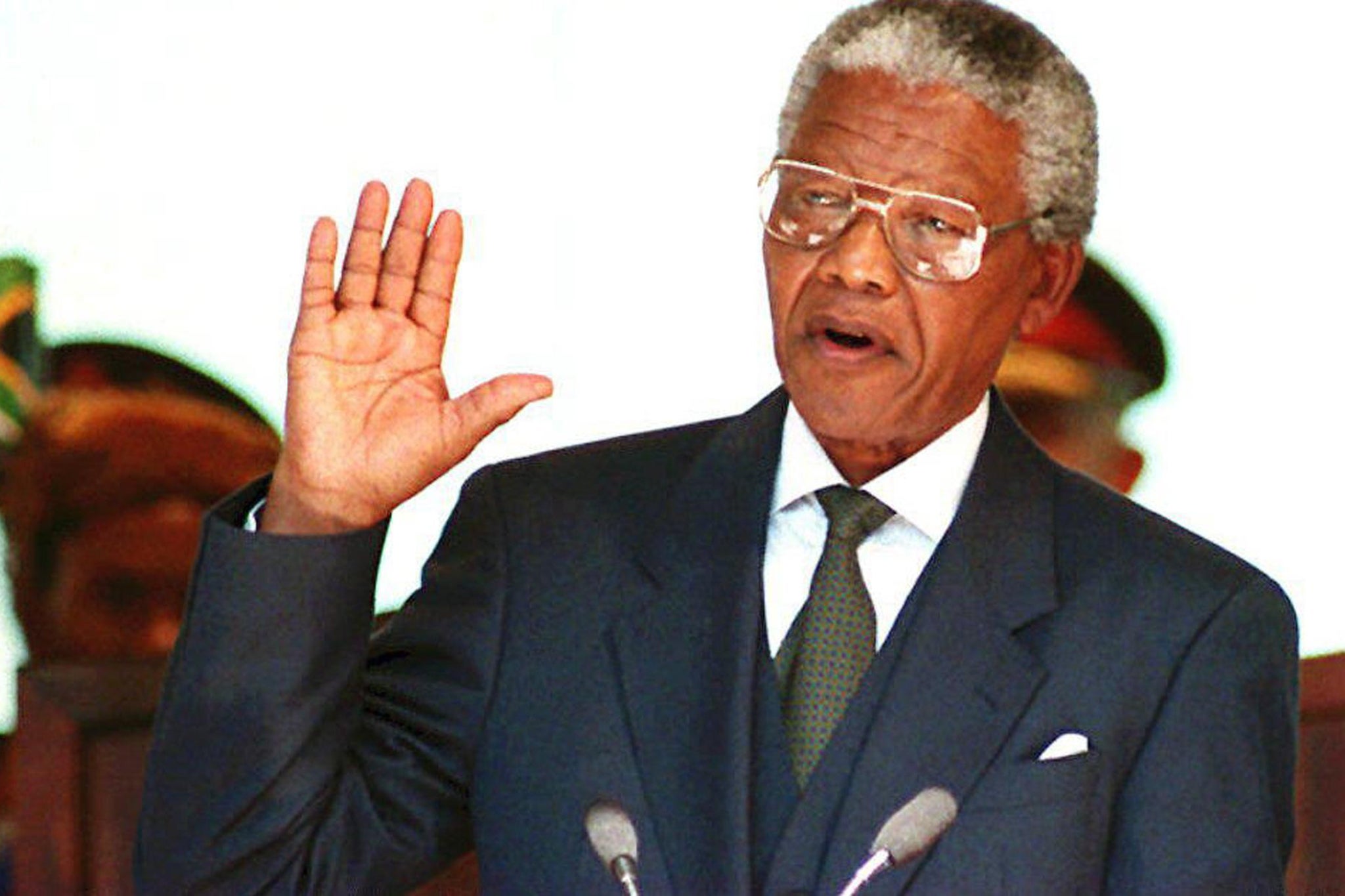 Fotografija datoteka prikazuje južnoafričkog predsjednika Nelsona Mandela koji je zakletvu 10. svibnja 1994. tijekom svoje inauguracije u zgradi Unije u Pretoriji