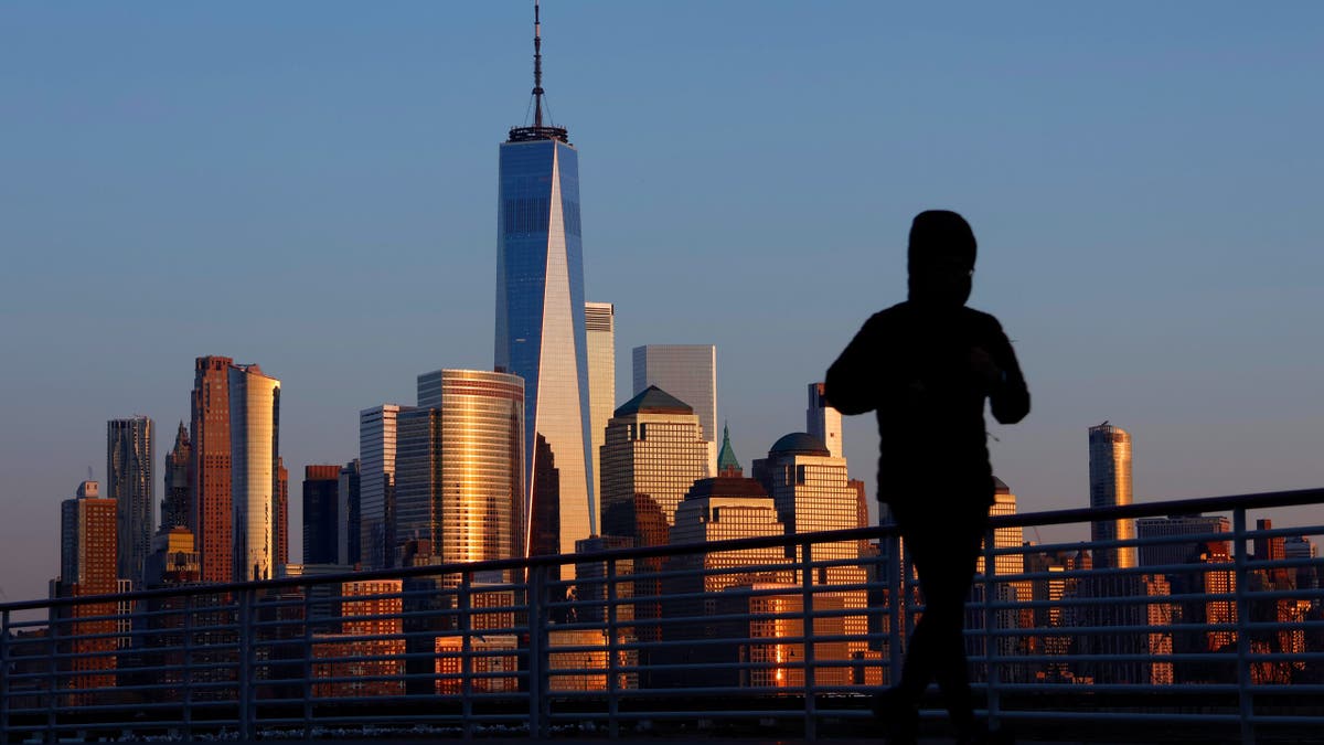 NYC Skyline s joggerom u prvom planu