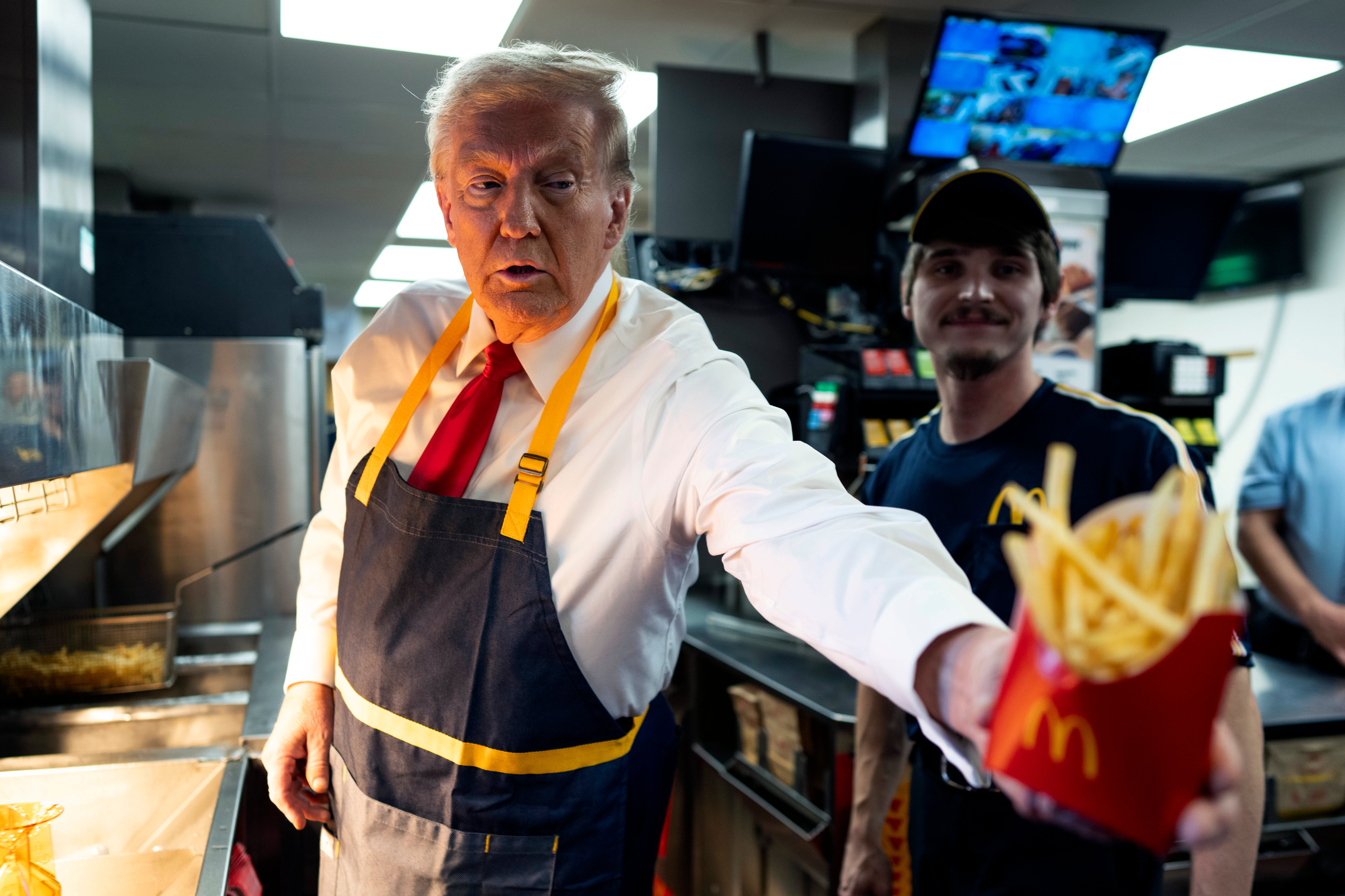 Donald Trump radi iza pulta tijekom kampanje u restoranu McDonald's 20. listopada 2024. u Feasterville-Trevoseu, Pennsylvania