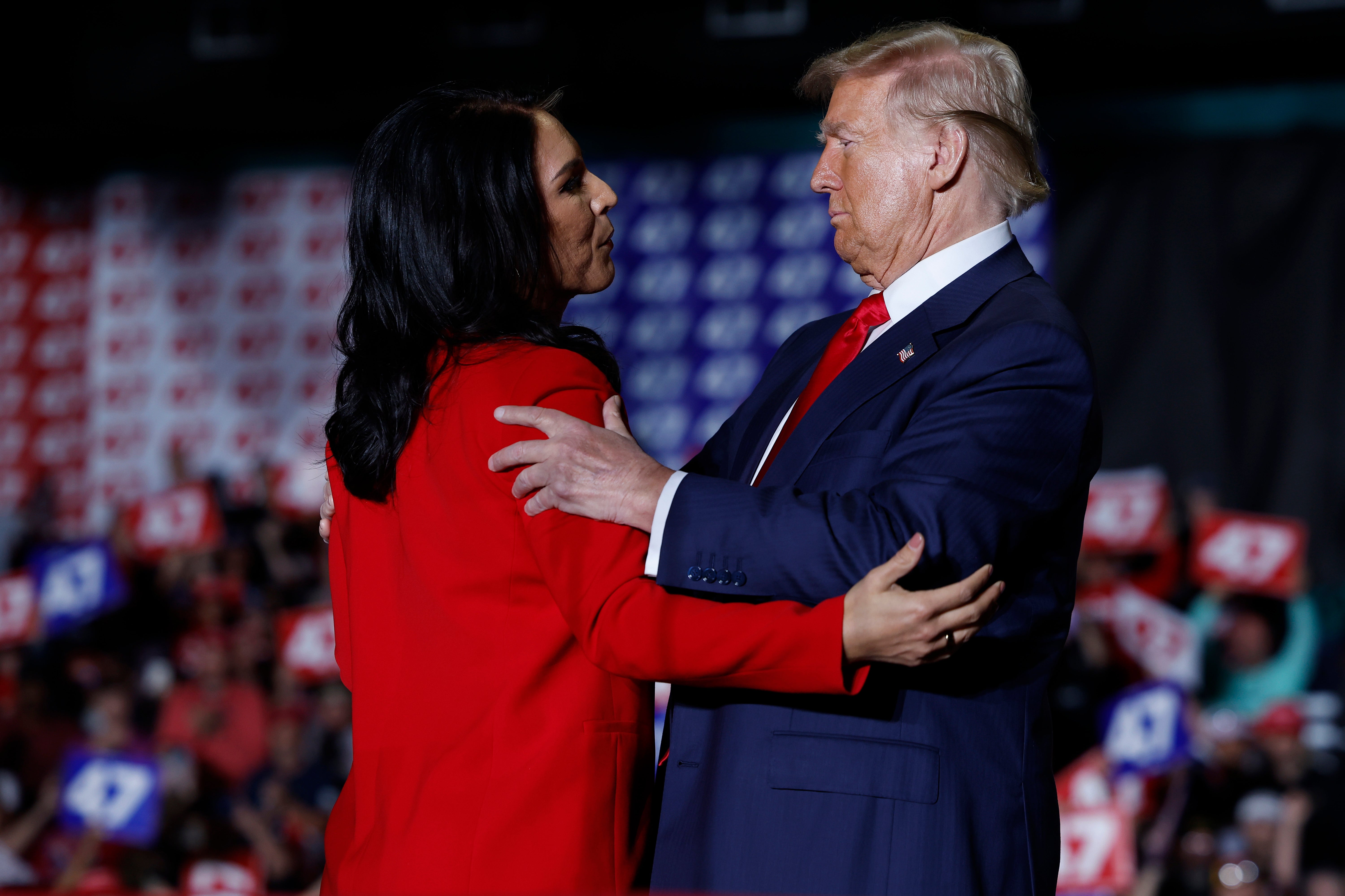 Trump i Gabbard prihvaćaju na predsjedničkom skupu u Greensborou u Sjevernoj Karolini u listopadu