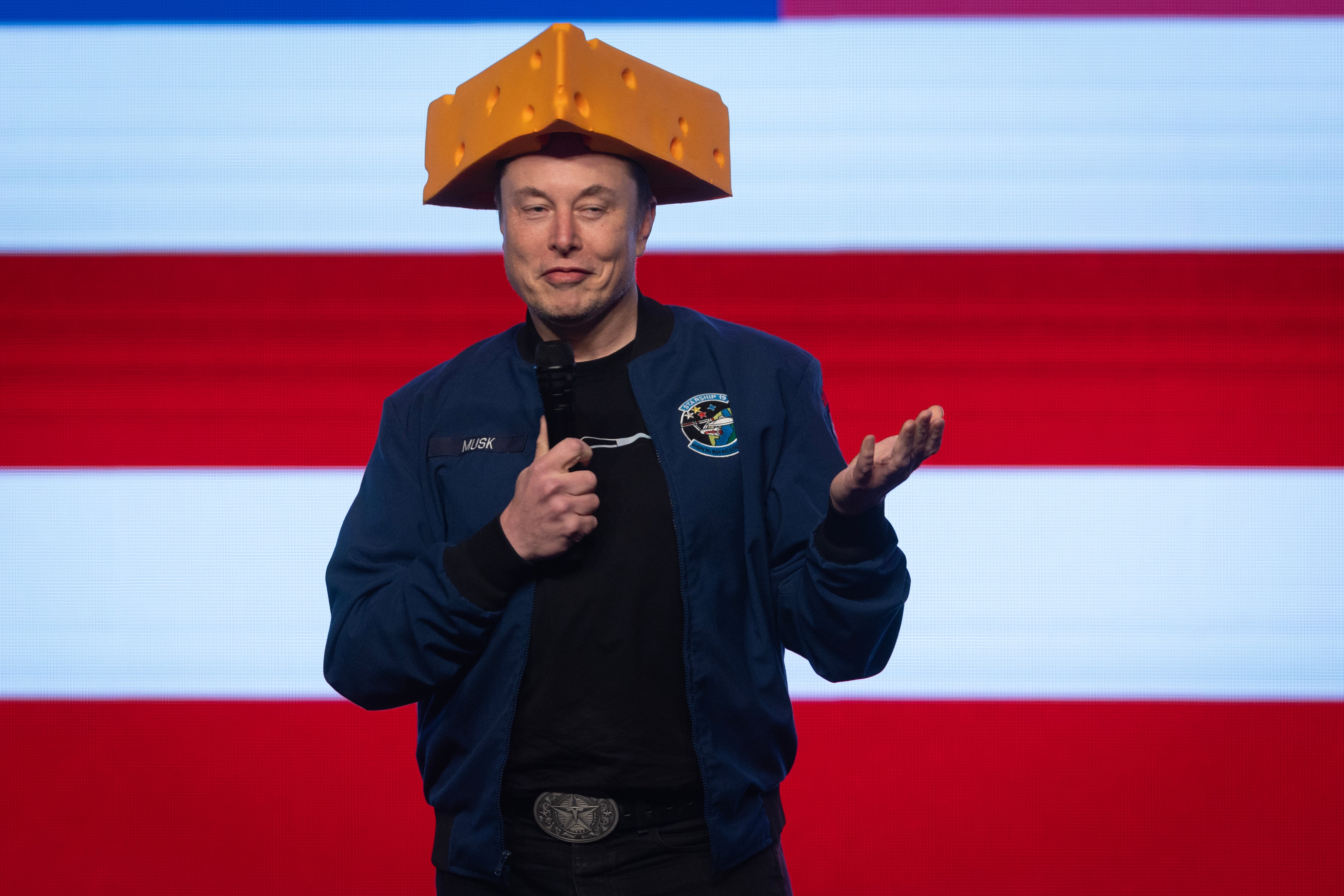 Elon Musk nosi šešir s sirom dok govori tijekom gradske vijećnice u Green Bayu, Wisconsin, 30. ožujka 2025