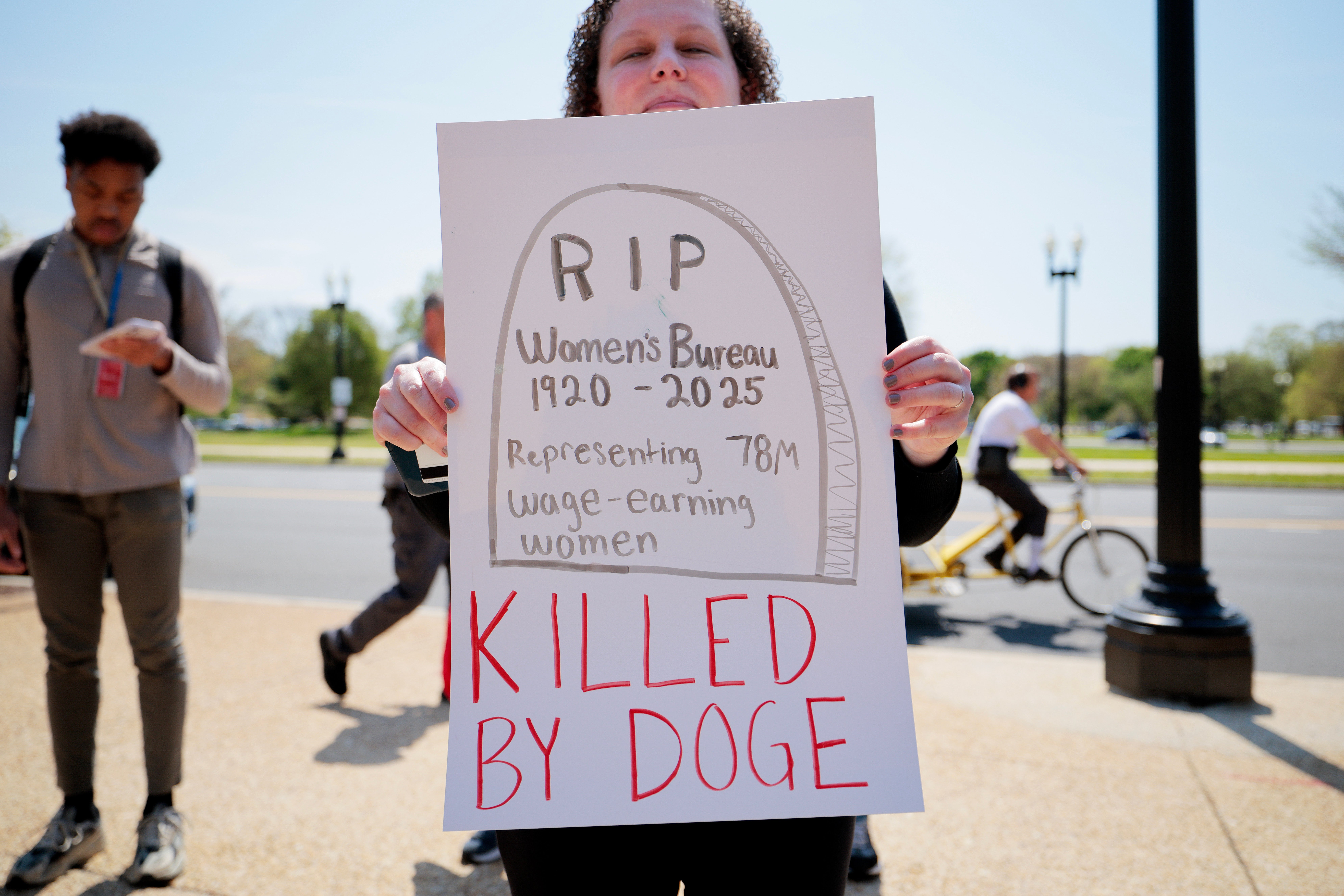 Ministarstvo rada učinkovito isključuje ženski biro tako što će se riješiti svojih zaposlenika i oduzeti kongresno odobreno financiranje