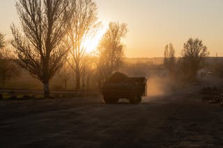 Oklopno ukrajinsko vojno vozilo vozi se cestom u selu nedaleko od linije u regiji Dnipropetrovsk
