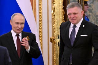Ruski predsjednik Vladimir Putin sastaje se sa slovačkim premijerom Robertom Ficoom u Kremlju u Moskvi 9. svibnja