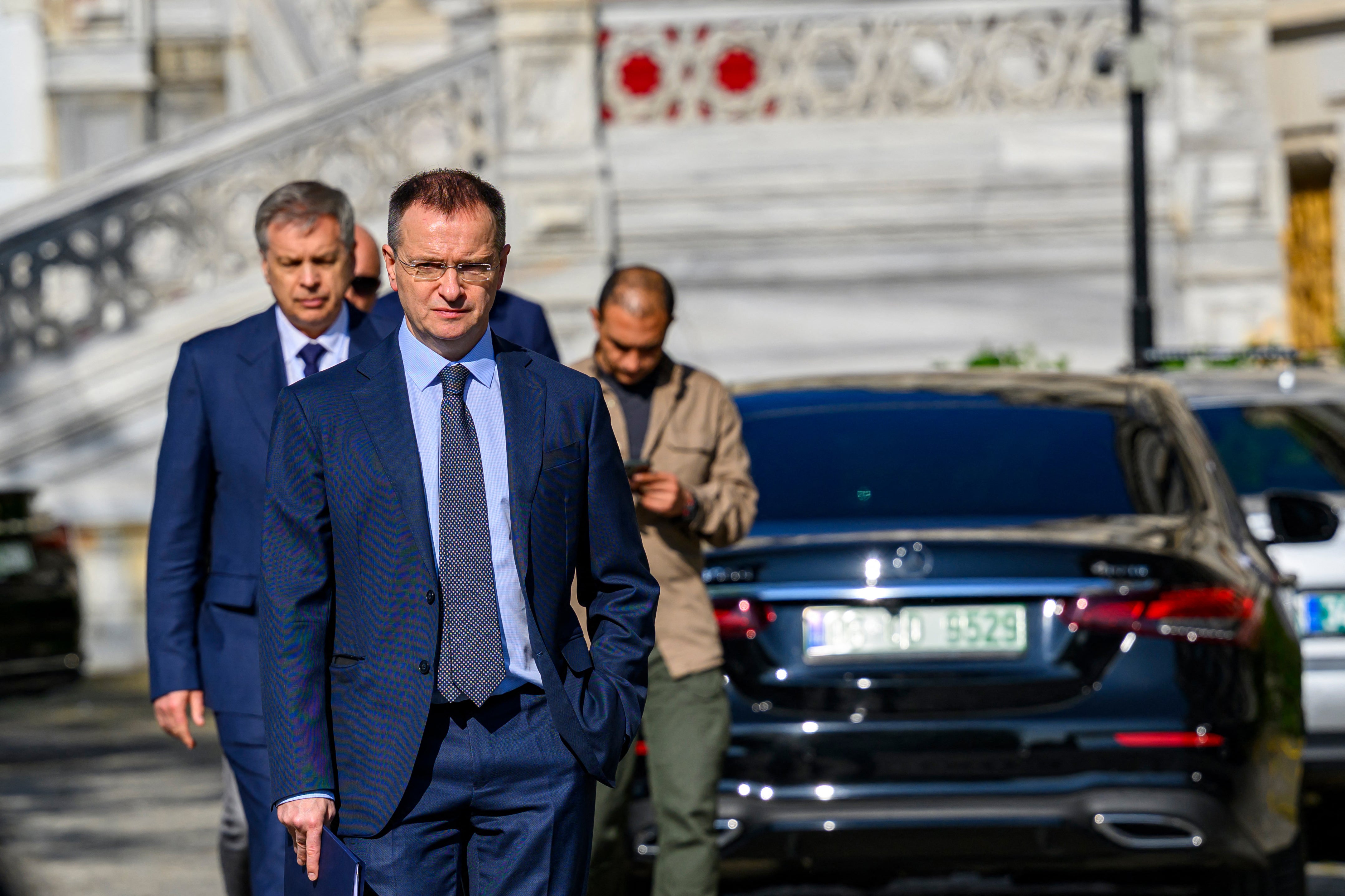 Vladimir Medinsky, šef ruske delegacije, stiže da dostavi izjavu tisku nakon drugog kruga izravnih razgovora između ukrajinske i ruske delegacije u Istanbulu, 2. lipnja 2025. Rusija je predložila djelomični primirje od požara 