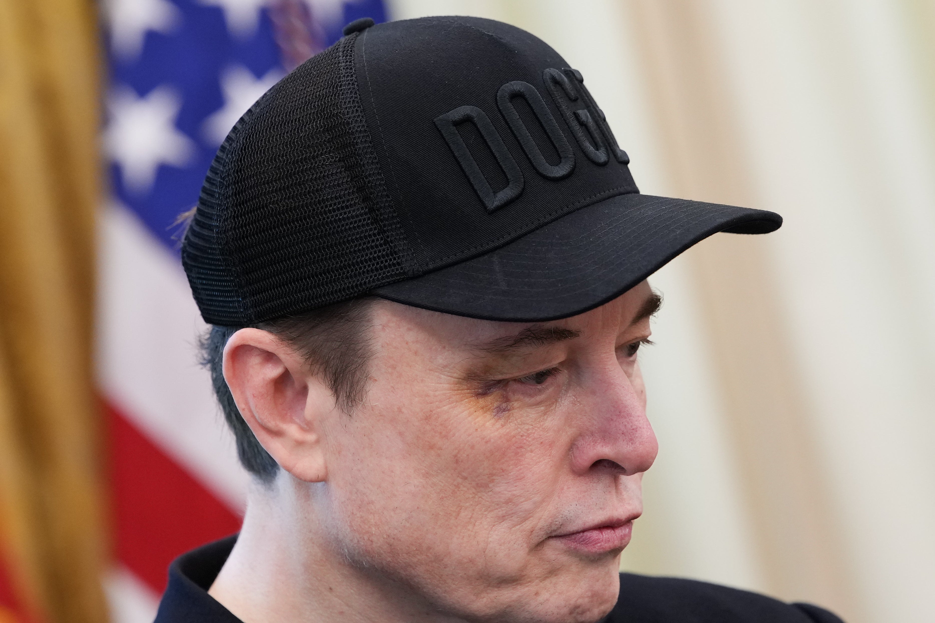 Musk se pojavio na svojoj posljednjoj konferenciji za novinare s crnim okom pod oblakom optužbi za zlouporabu droga