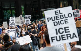 Prosvjednici protiv leta izvan saveznog plaza u Chicagu, Illinois, u utorak
