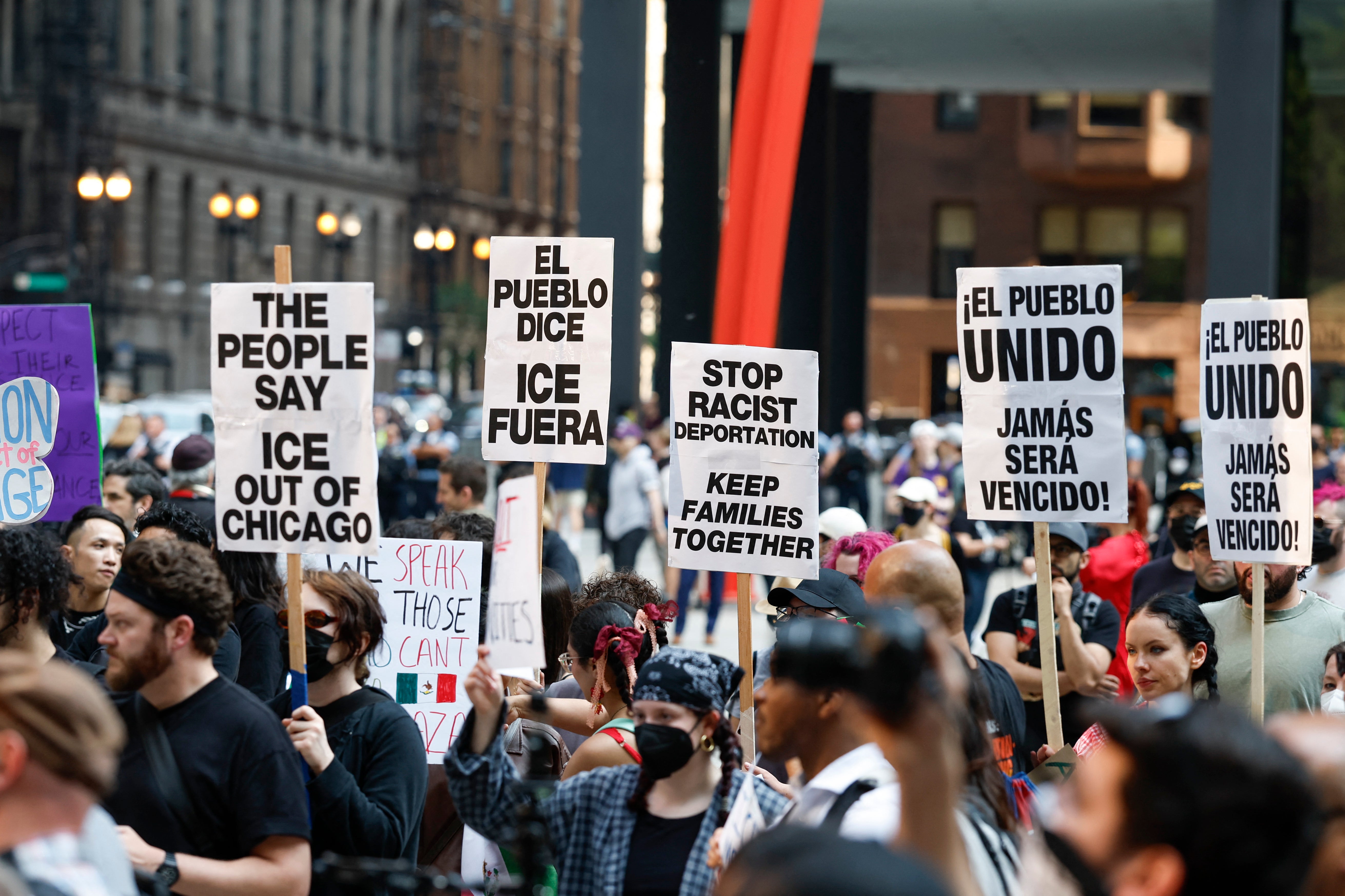 Demonstranti prosvjeduju protiv američke imigracije i carinske izvršenja (ICE) kao odgovor na savezne imigracijske operacije