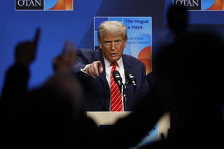 Američki predsjednik Donald Trump postavlja pitanja tijekom konferencije za novinare nakon sastanka NATO -a 2025. u Haagu