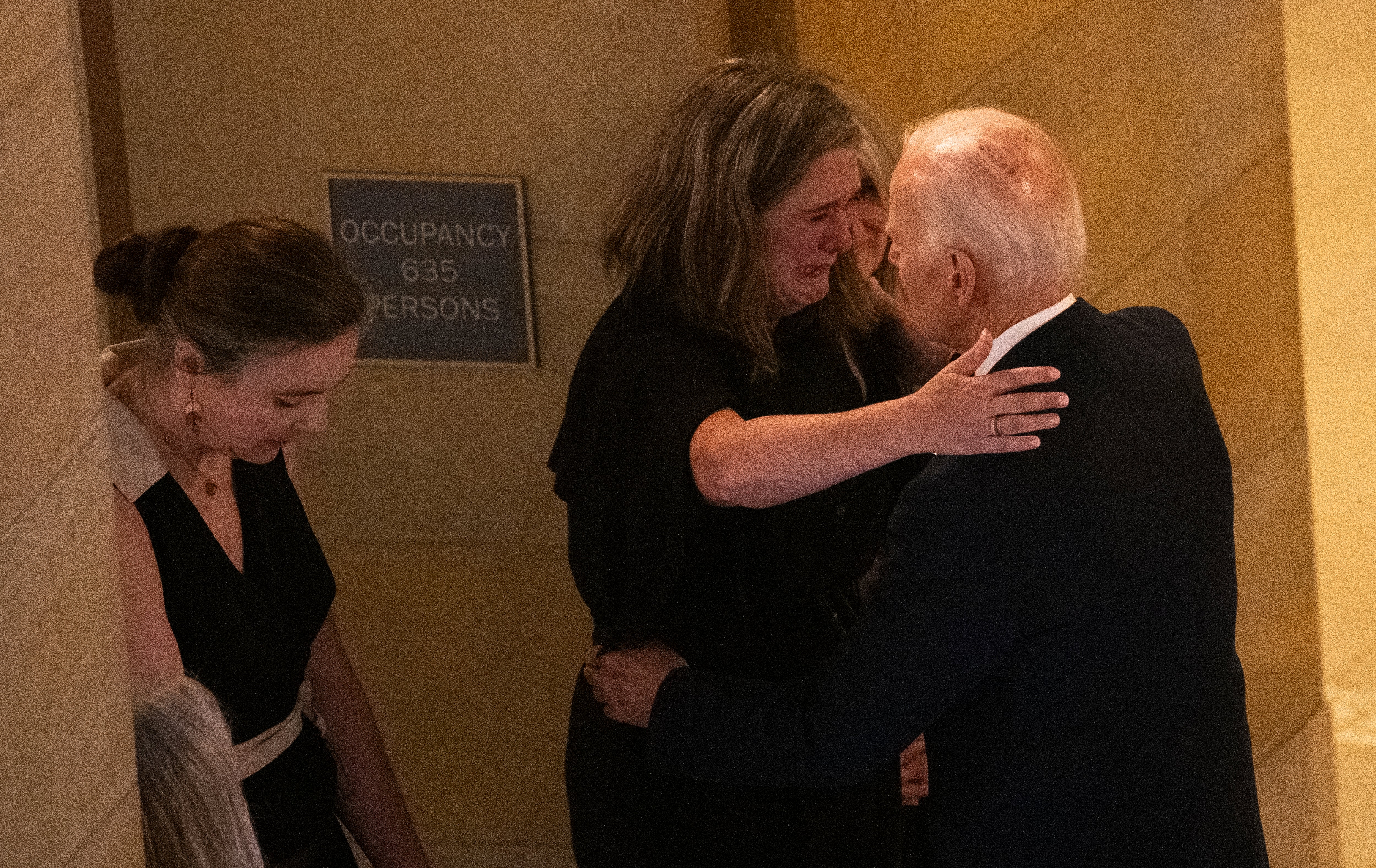 Biden prihvaća žalosti nakon što je pogledao kovčege Melisse Hortman, njenog supruga Marka Hortmana i njihovog psa Gilberta dok su u petak ležali u državi u rotundi zgrade Capitol u St. Paulu u Minnesoti