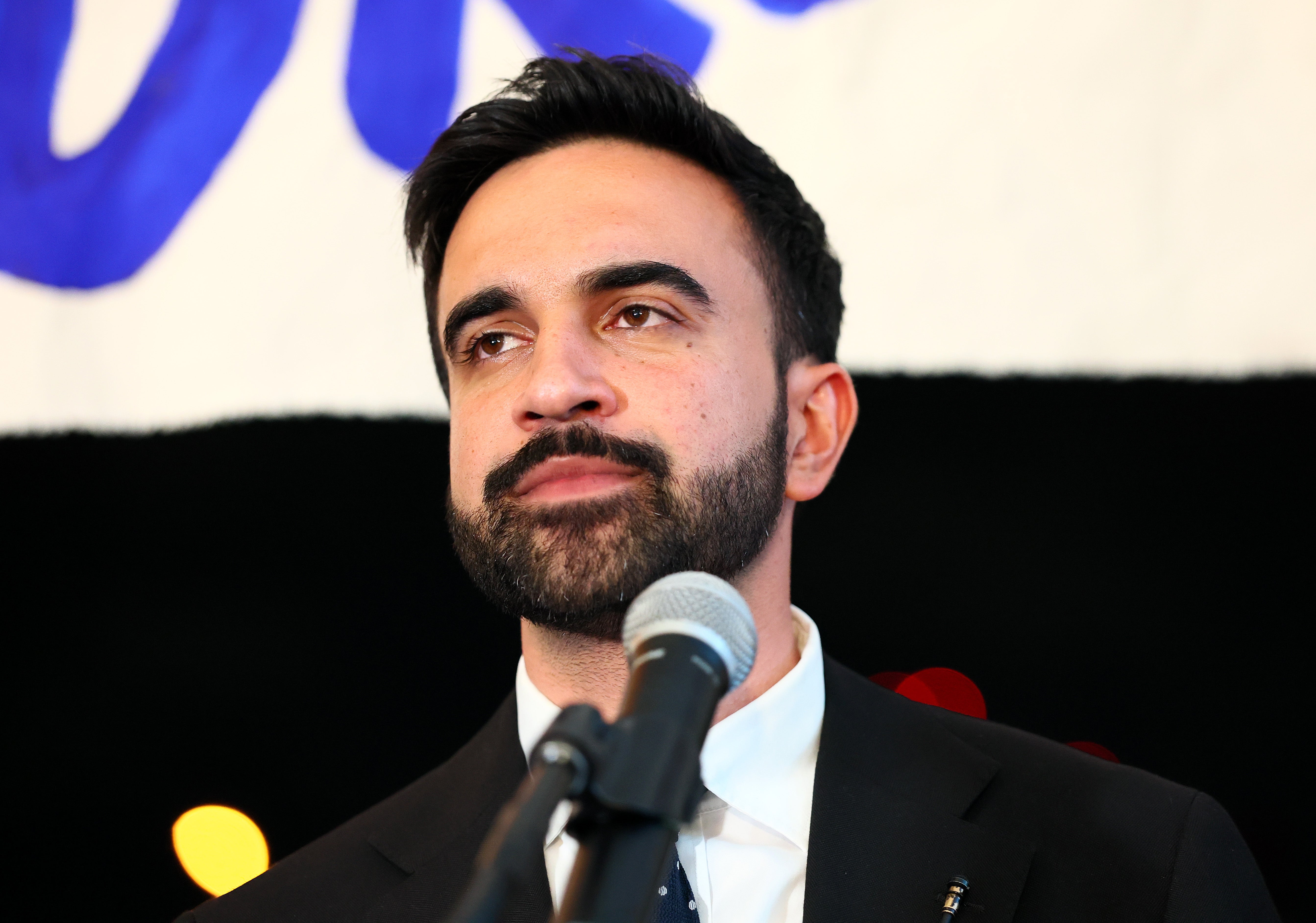 Kandidat za gradonačelnika u New Yorku, državni izaslanik Zohran Mamdani (D-NY), razgovara s pristalicama tijekom izborne večeri u Velikima Craft Lic-a 24. lipnja 2025. u četvrti Long Island City u četvrti Queens u New Yorku u New Yorku