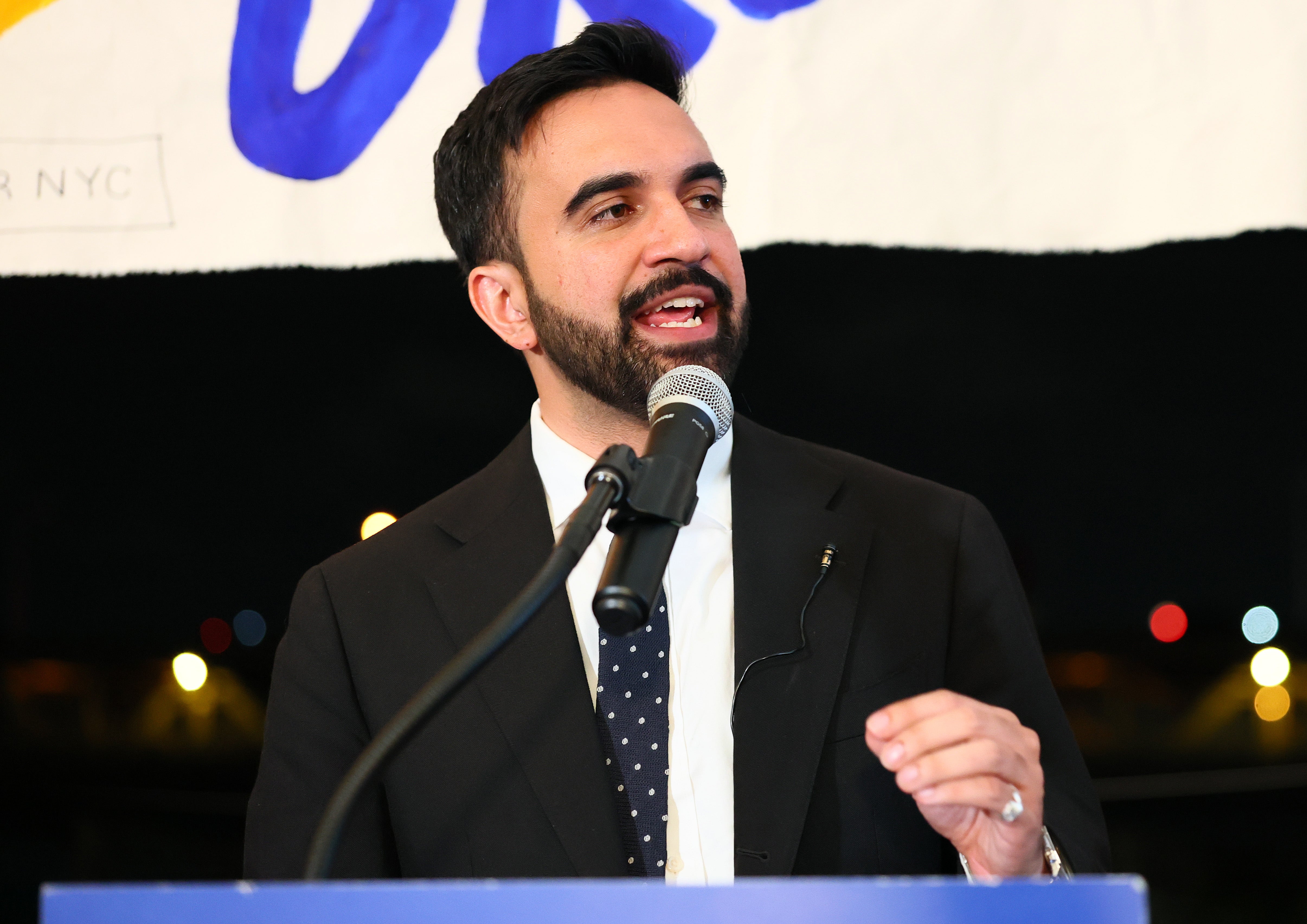 Demokratski kandidat za gradonačelnika New Yorka Zohran Mamdani suočen je s pozivima na njegovu deportaciju nekih krajnje desnih republikanaca. Njegova pobjeda pokrenula je lavinu islamofobne mržnje i poziva na njegovu deportaciju, iako je bila građanin
