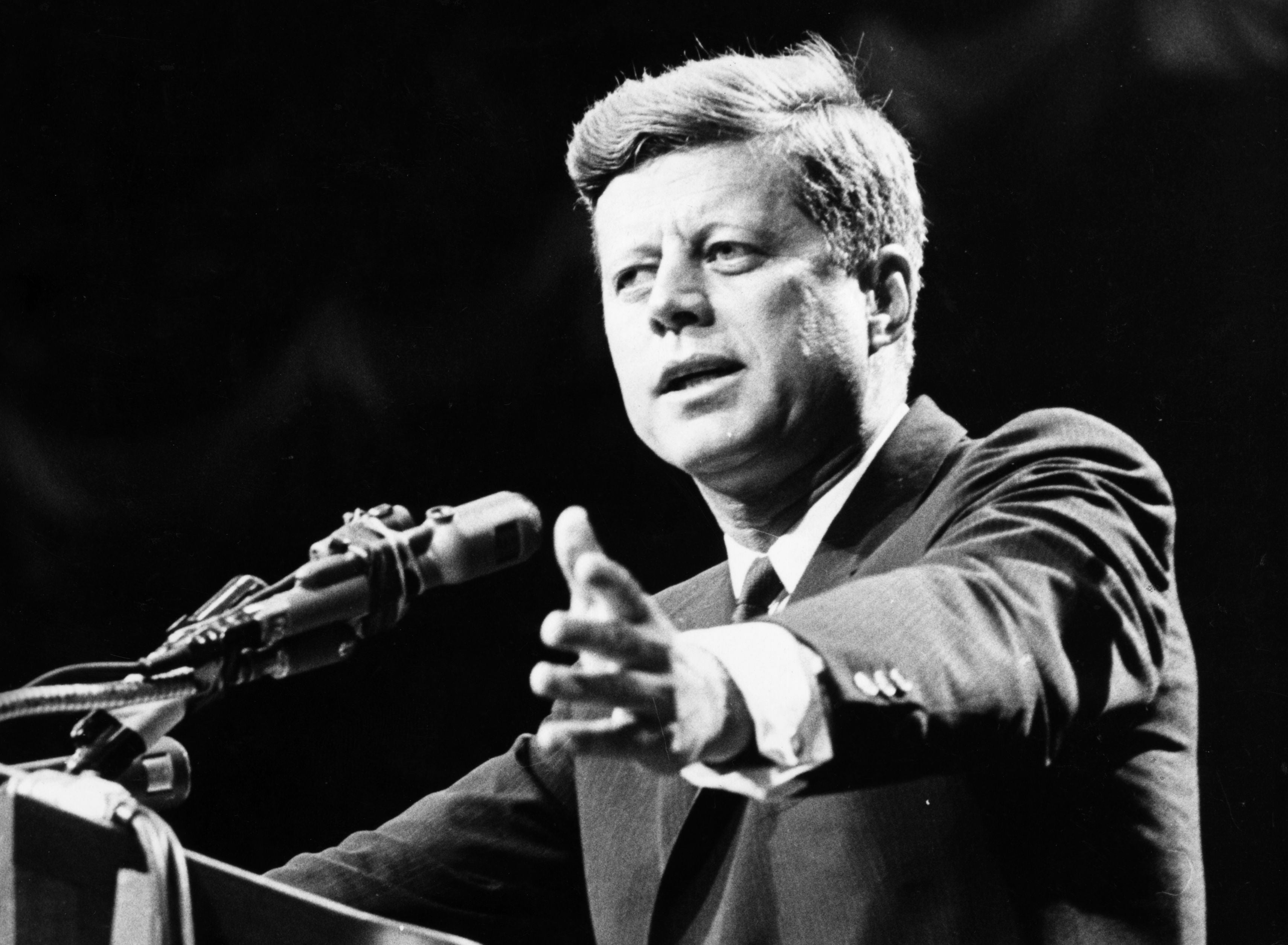 John F Kennedy bacio je F-bombu tijekom grijanog telefonskog poziva s generalom zrakoplovstva.