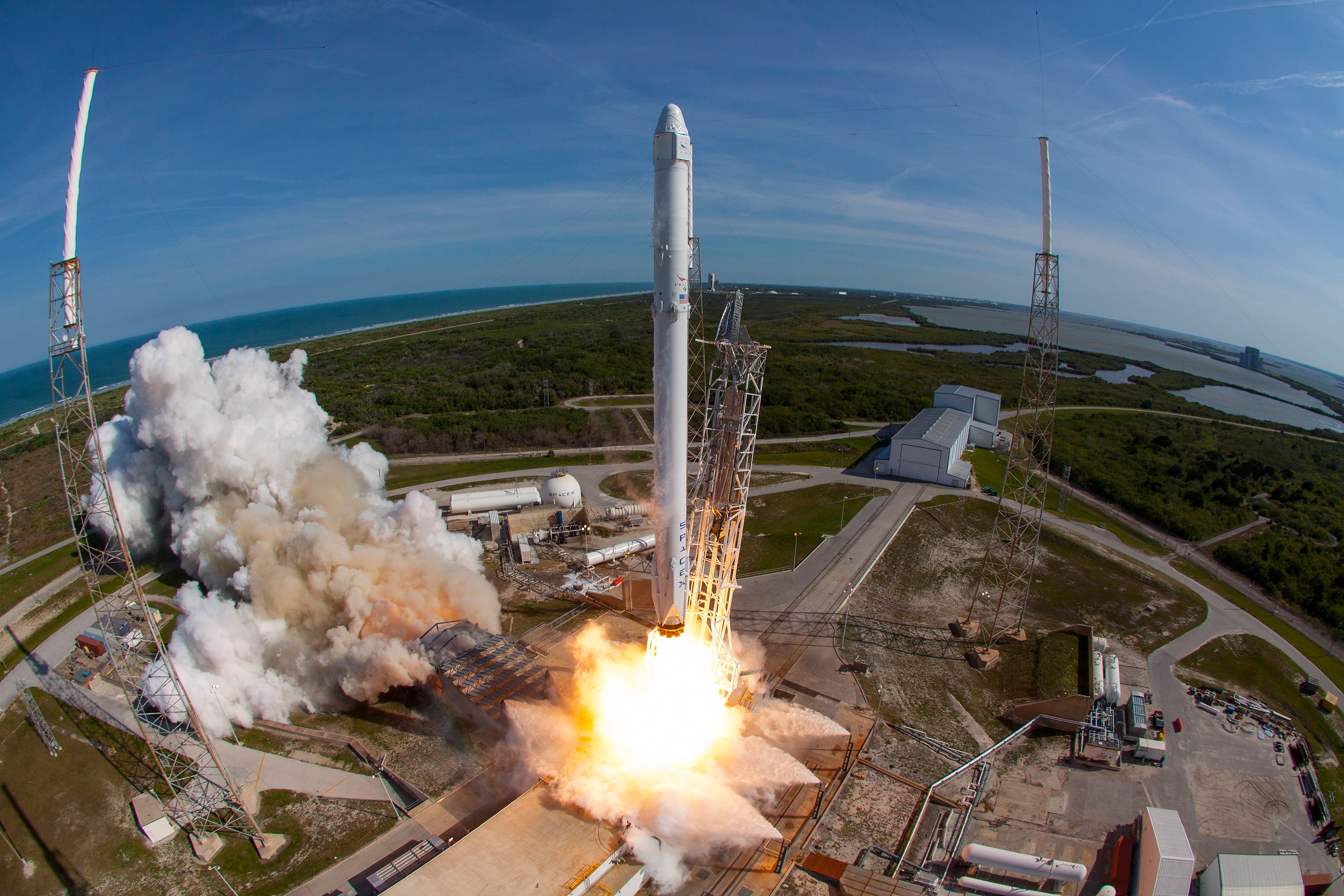 SpaceXS Falcon 9 raketna i zmajska svemirska letjelica odlaze iz kompleksa lansiranja 40 na stanici zrakoplovstva Cape Canaveral na Floridi