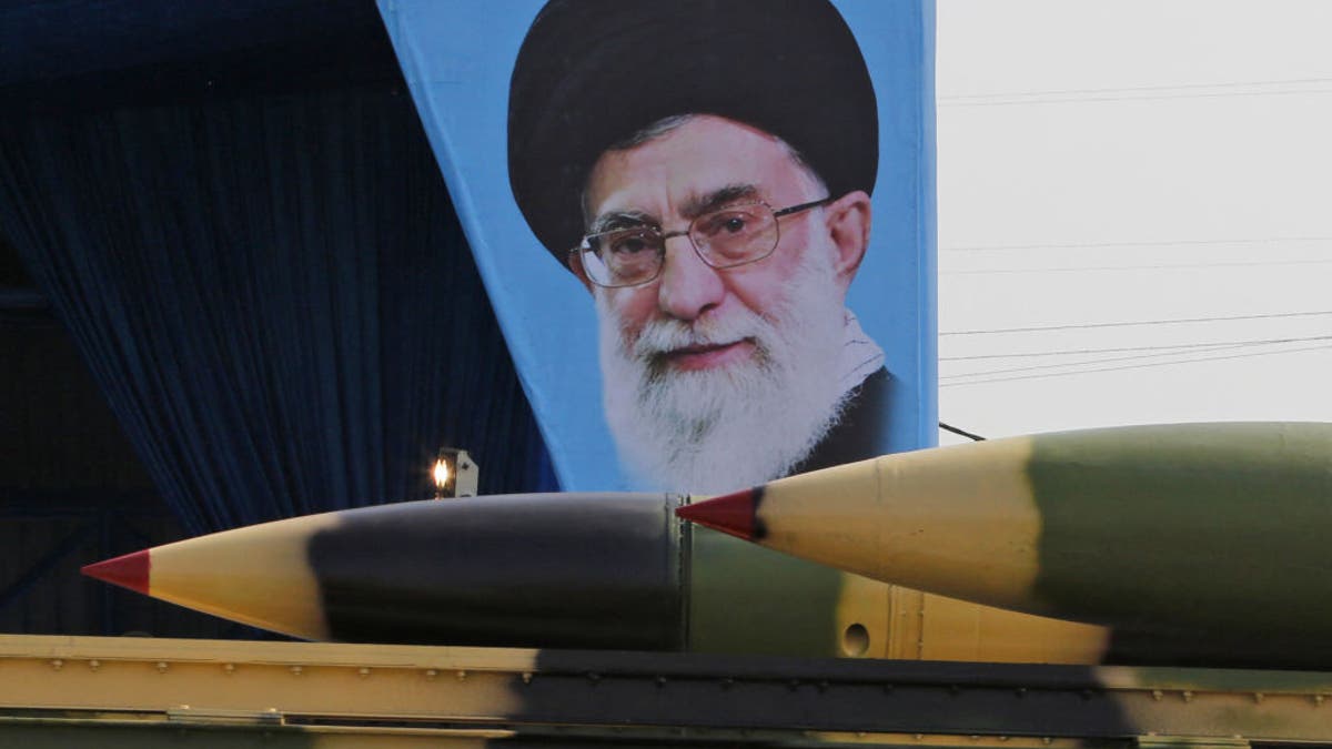 Iranska vojna parada s projektilima i portret iranskog vrhovnog vođu Ayatolaha Ali Khamenei