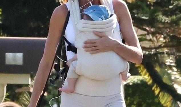 Gisele Bundchen čini potencijalno vrlo opasan potez kad vodi dječaka u šetnju Floridom