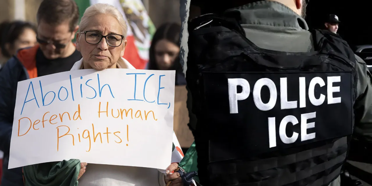 Glavni napad na radnom mjestu na ledu u Omahi, a slijede prosvjednici koji bacaju stijene