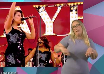 Gledatelji Glastonburyja divljaju za tumačima znakovnog jezika koji se nalaze u utoru s vrlo zastrašujućim nastupima jer izjavljuju da zaslužuju ‘Oscar i plaće’