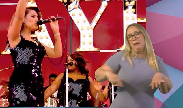 Gledatelji Glastonburyja divljaju za tumačima znakovnog jezika koji se nalaze u utoru s vrlo zastrašujućim nastupima jer izjavljuju da zaslužuju ‘Oscar i plaće’