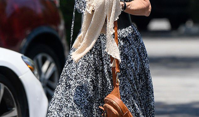 Glumica iz Wholesome 70S serije koja je šokirana playboy pucanjem viđena je na rijetkom izlasku … Tko je ona?