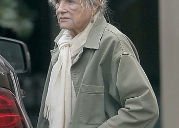 Glumica koja je glumila u ikoničnim ljubavnim trokutama na ekranu korača s glumcem suprugom od 40+ godina … Možete li pogoditi koga?