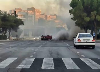 Gori automobil u blizini vrlo prometnog splitskog raskrižja, oblak dima usporavao promet