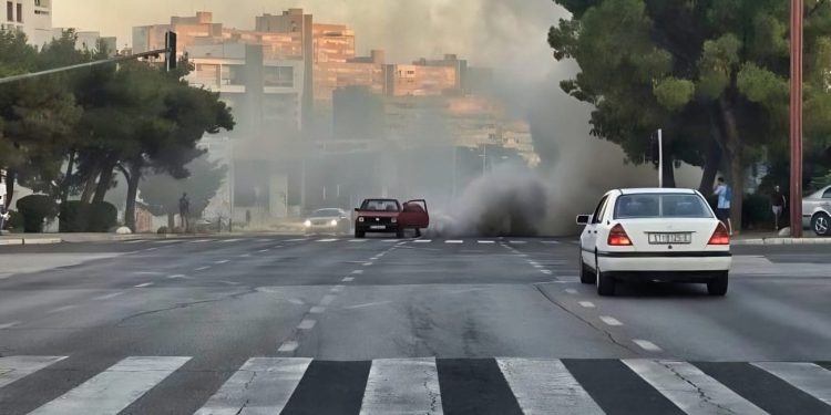 Gori automobil u blizini vrlo prometnog splitskog raskrižja, oblak dima usporavao promet