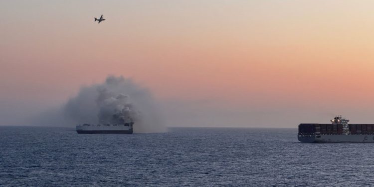 Gori teretni brod pun električnih vozila