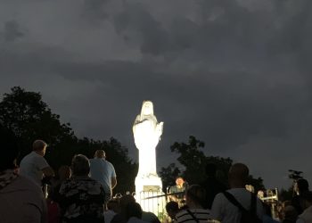 Gospa ponovno molila iz Međugorja: Tisuće u zoru čekale njezinu pojavu