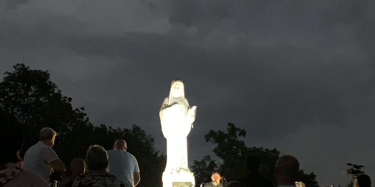 Gospa ponovno molila iz Međugorja: Tisuće u zoru čekale njezinu pojavu