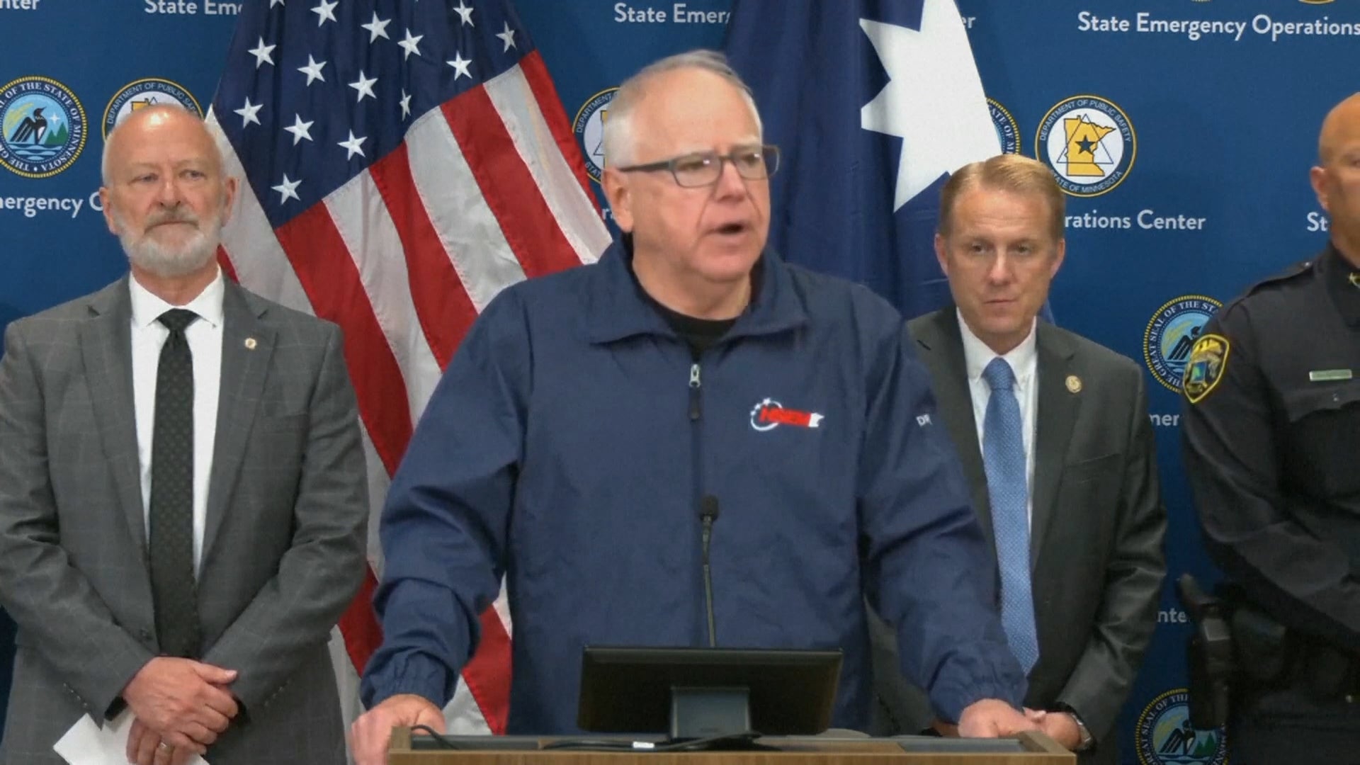 Guverner Minnesote Tim Walz govorio je o ciljanim pucnjavama na konferenciji za novinare u subotu.