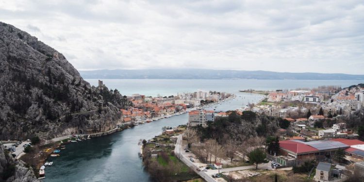 Grad Omiš osigurao tople obroke za stanovnike i goste pogođene požarom